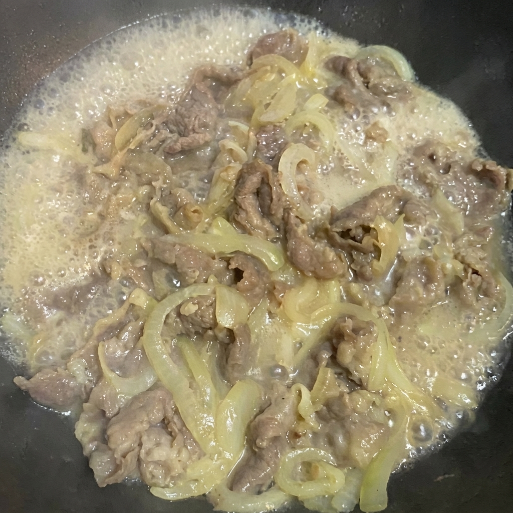 Das Rindfleisch-Zwiebel-Gemisch wird mit Sojasauce, Zucker und Salz gewürzt.