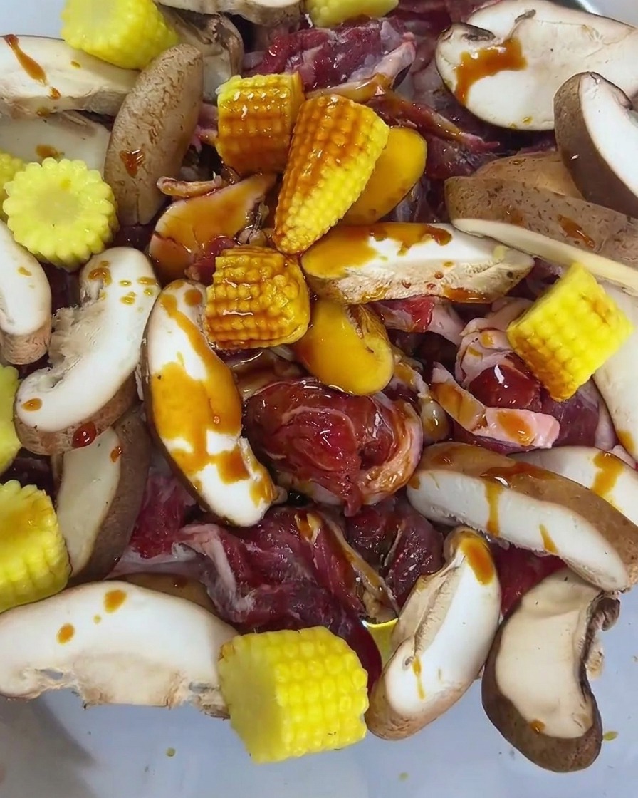 Seafood-Sojasauce und Austernsauce werden über Fleisch und Gemüse gegossen.