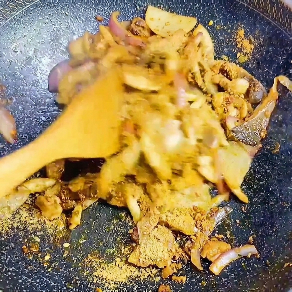 Pilze und Zwiebeln werden in einer Pfanne mit koreanischem BBQ-Gewürz geschwenkt.