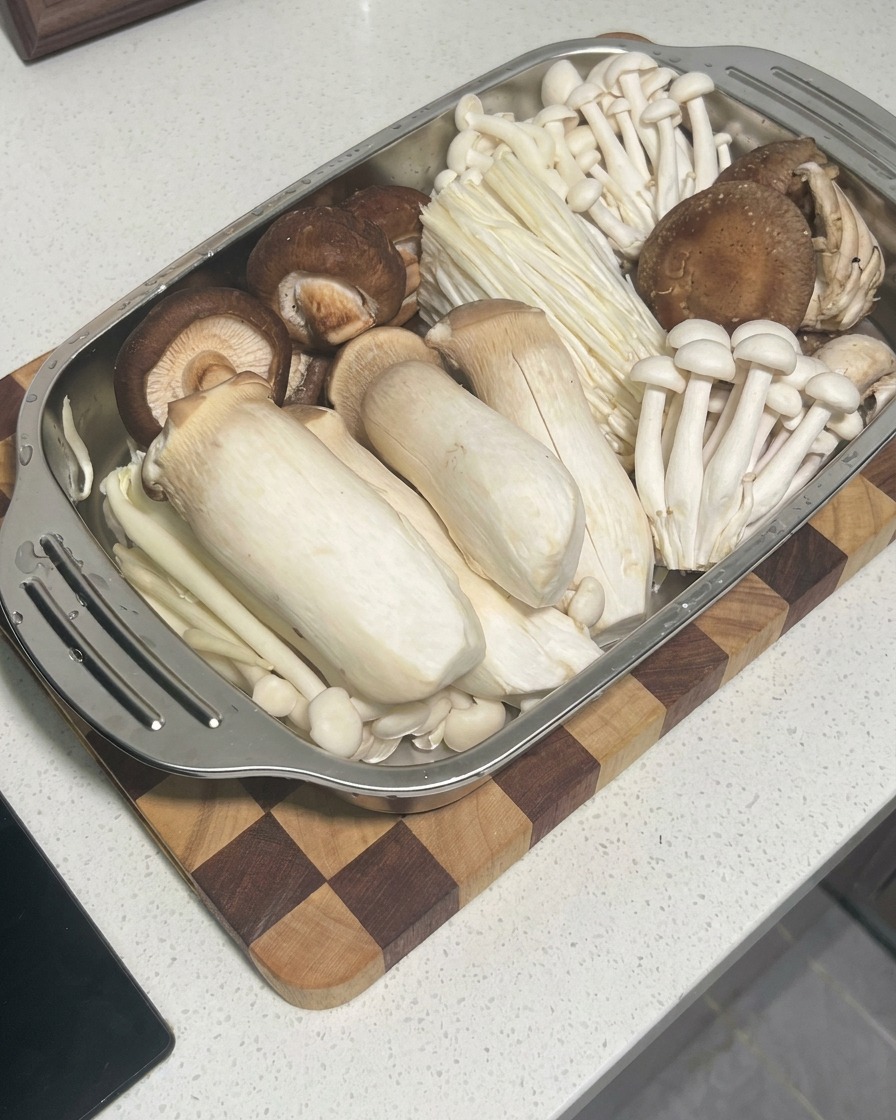 Rohe Garnelenpaste wird mit einem Spritzbeutel in die Mitte von Shiitake-Kappen gefüllt.