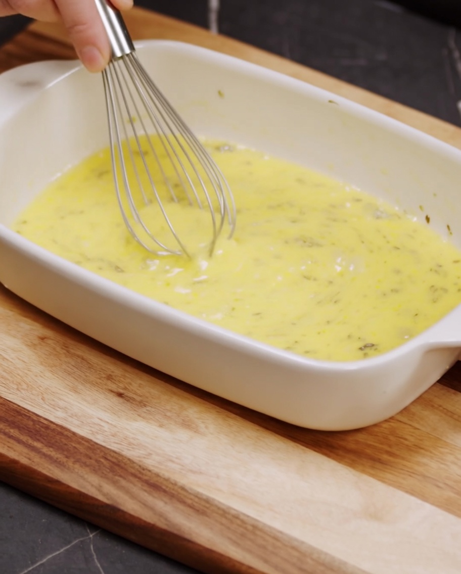 Semmelbrösel, Parmesan und Pfeffer werden in einer Auflaufform vermischt.