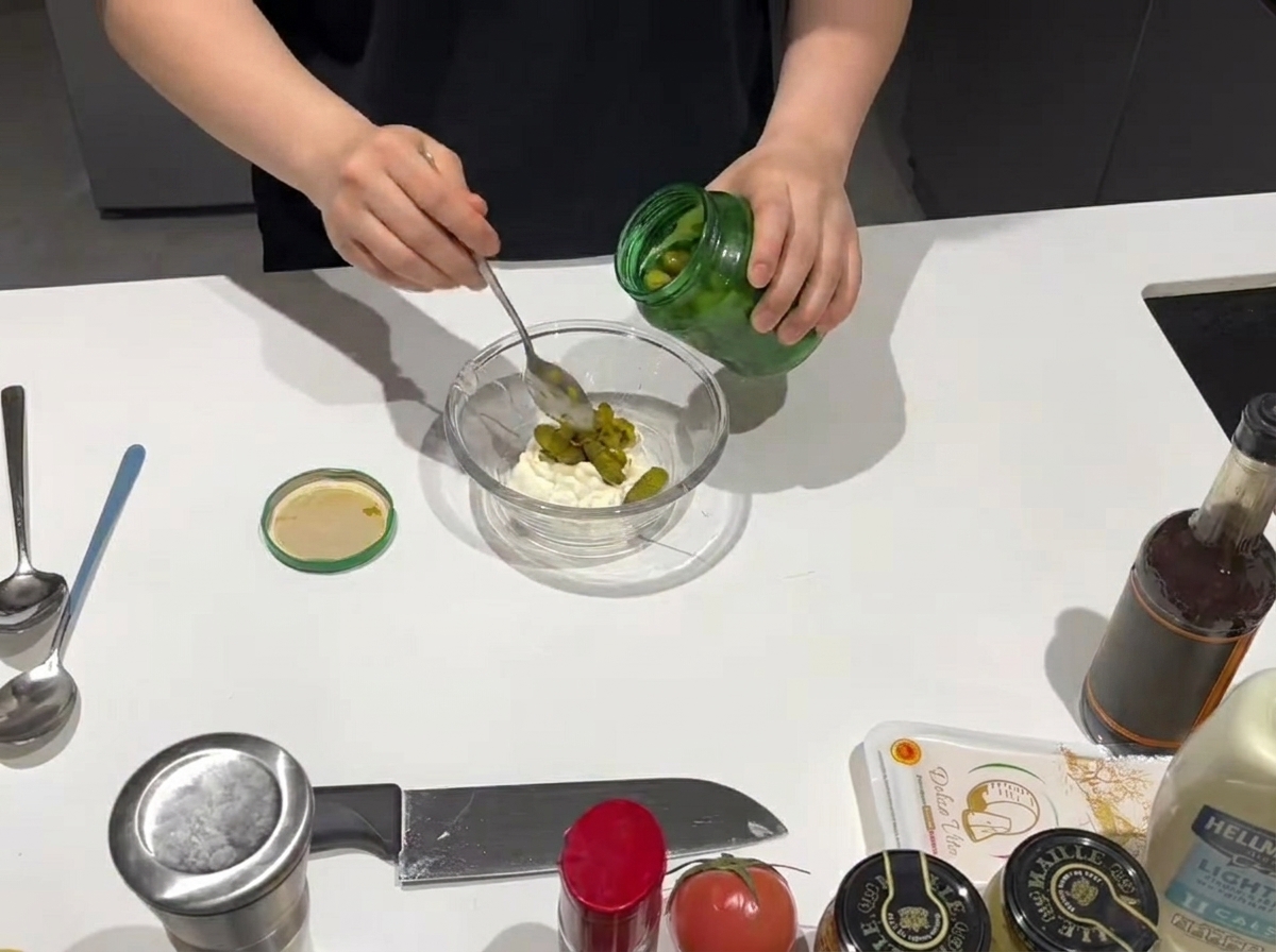 Sweet Relish wird zu Mayonnaise in einer Schüssel gegeben.