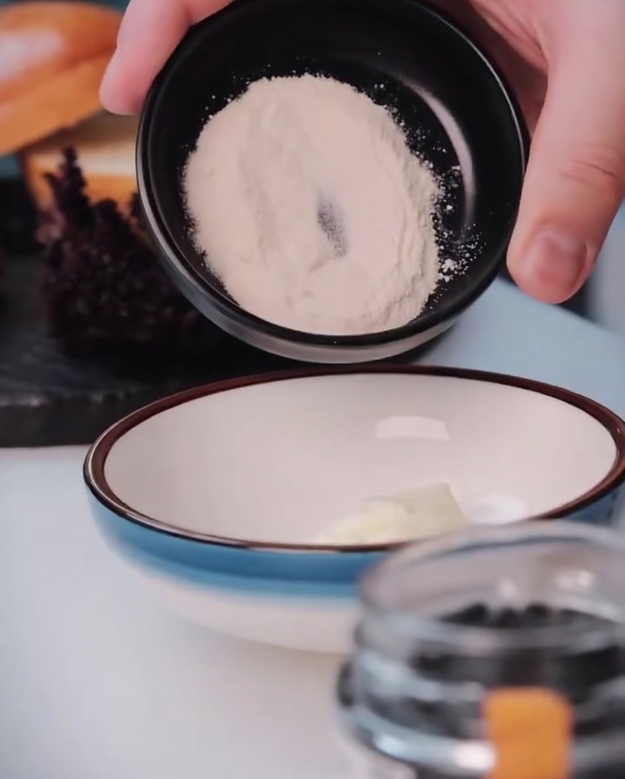Knoblauchpulver wird in die Schüssel mit Mayonnaise gegeben.