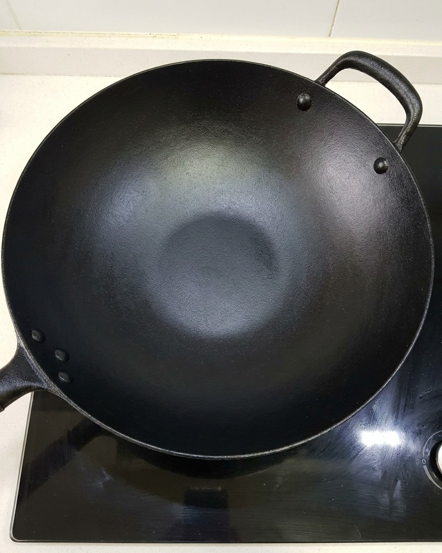 Schweinerippchen in einem großen Topf mit kaltem Wasser vor dem Erhitzen.