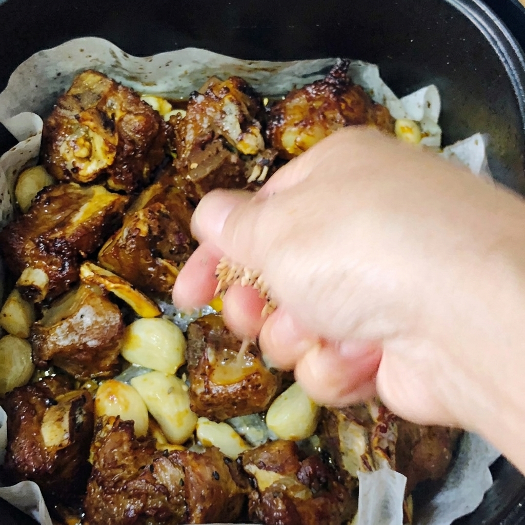 Goldbraune Rippchen, garniert mit geröstetem Sesam und frisch gehackten Frühlingszwiebeln.
