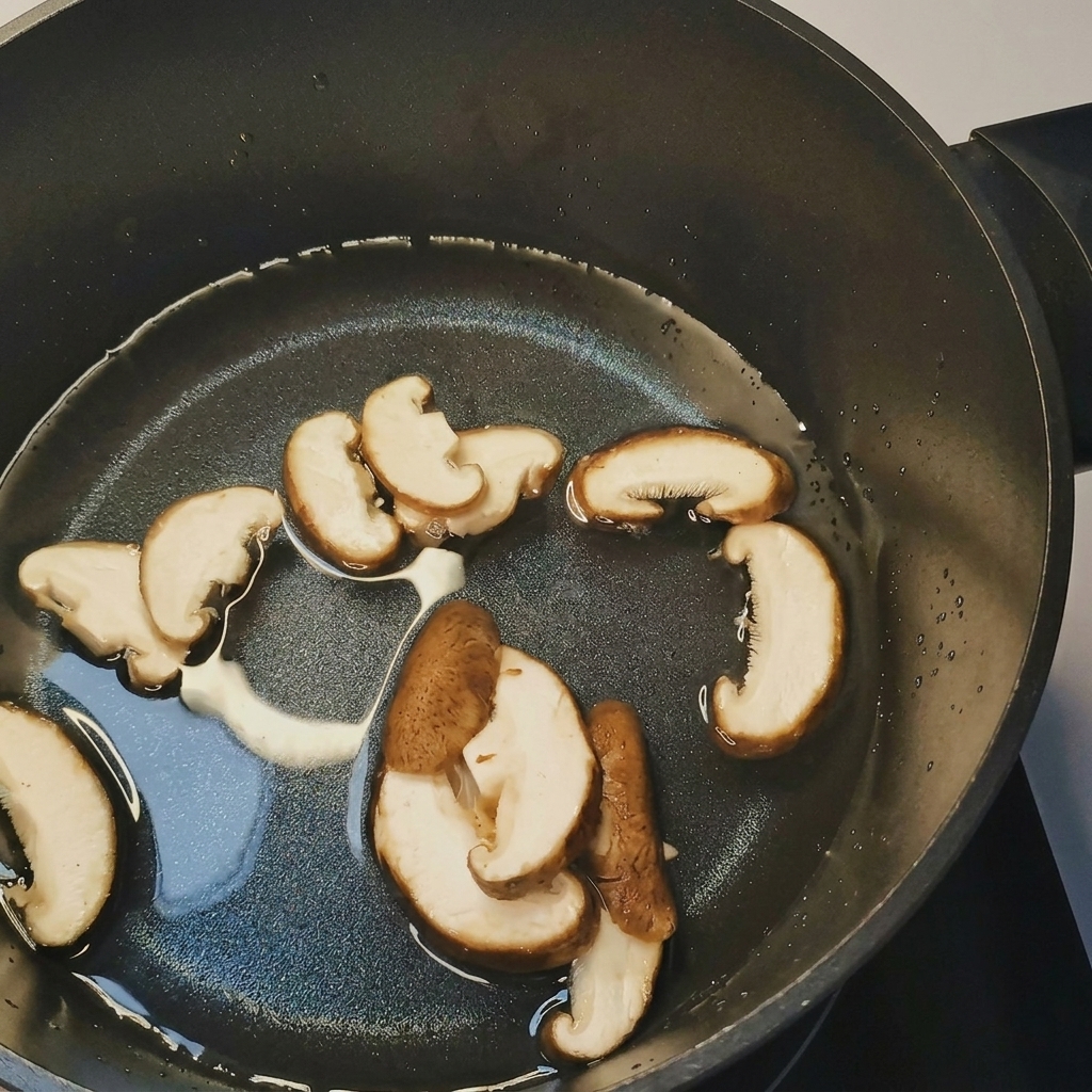 Ein Topf mit kochendem Wasser, in den geschnittene Pilze, Sojasprossen und Mais gegeben werden.