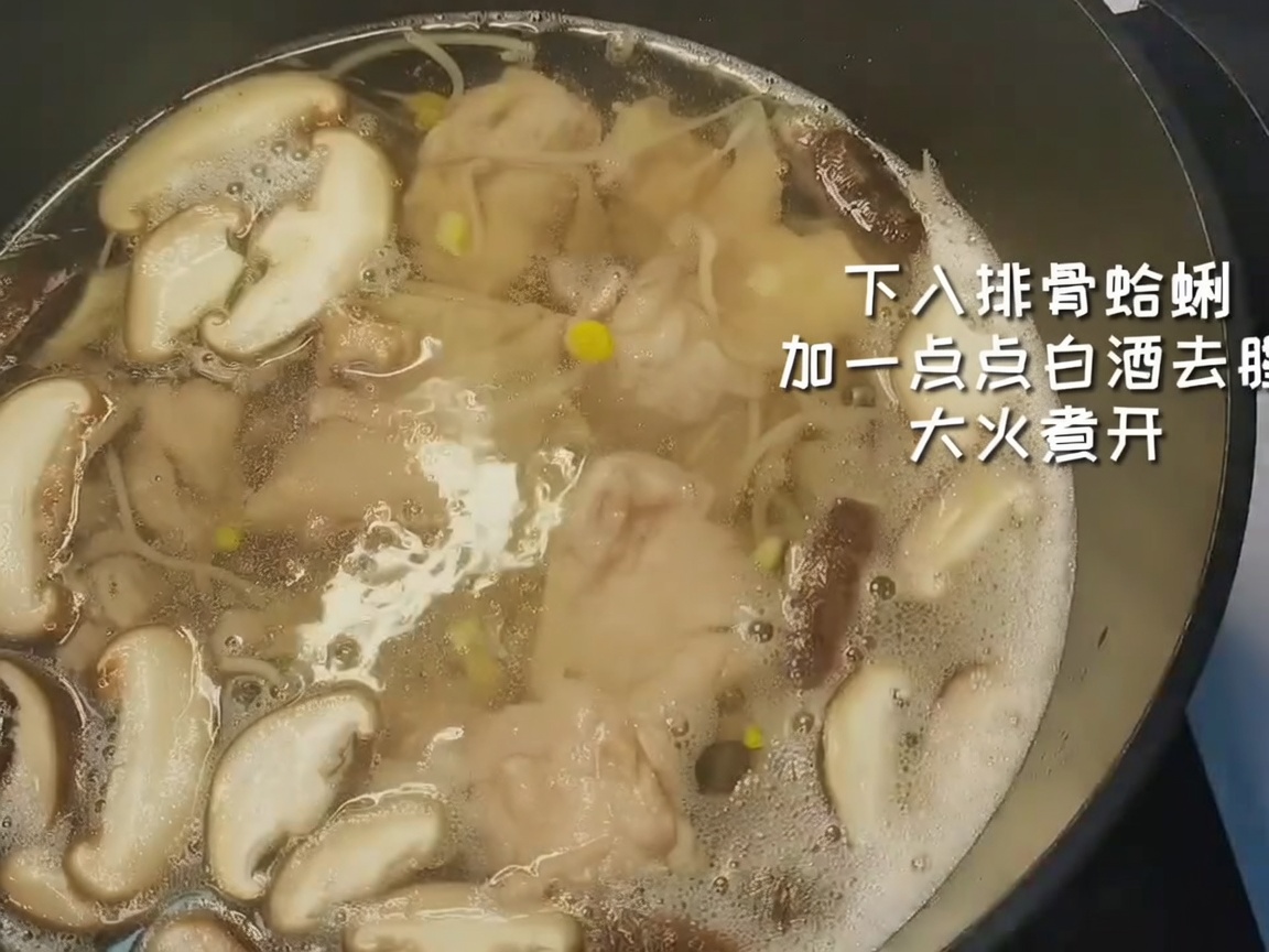Blanchierte Schweinerippchen und gereinigte Muscheln werden in den Topf mit Gemüse und kochendem Wasser gegeben.