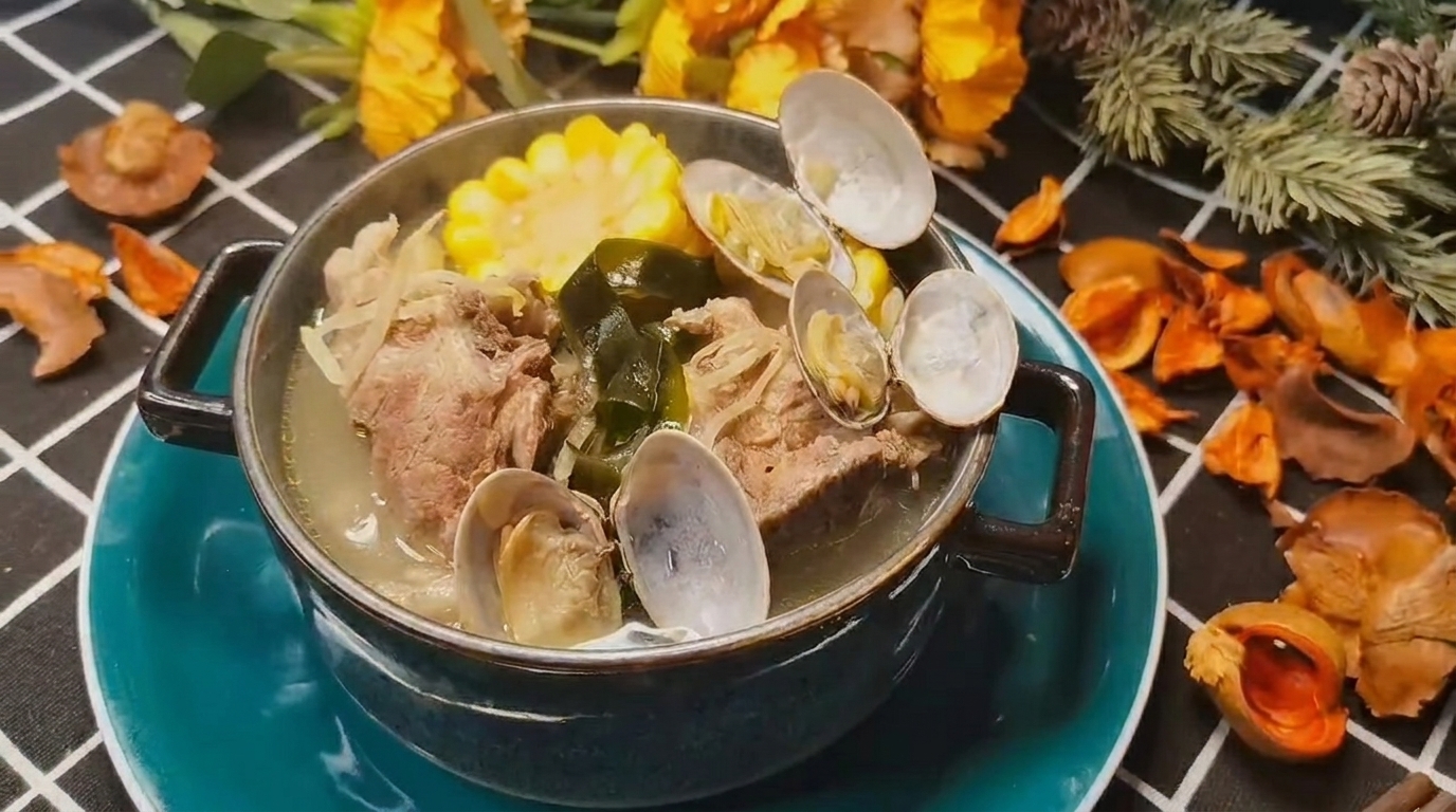 Porkrippchen-Muschel-Kelp-Suppe