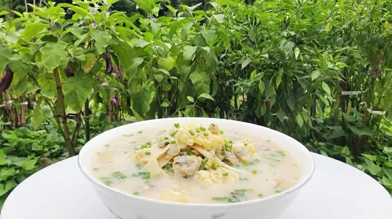 Frische Muschelsuppe mit Mais und Bambussprossen