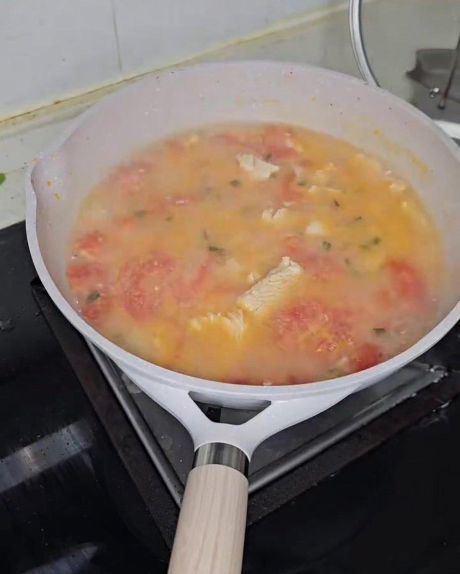Buchweizen-Nocken werden in die köchelnde Suppe gegeben.