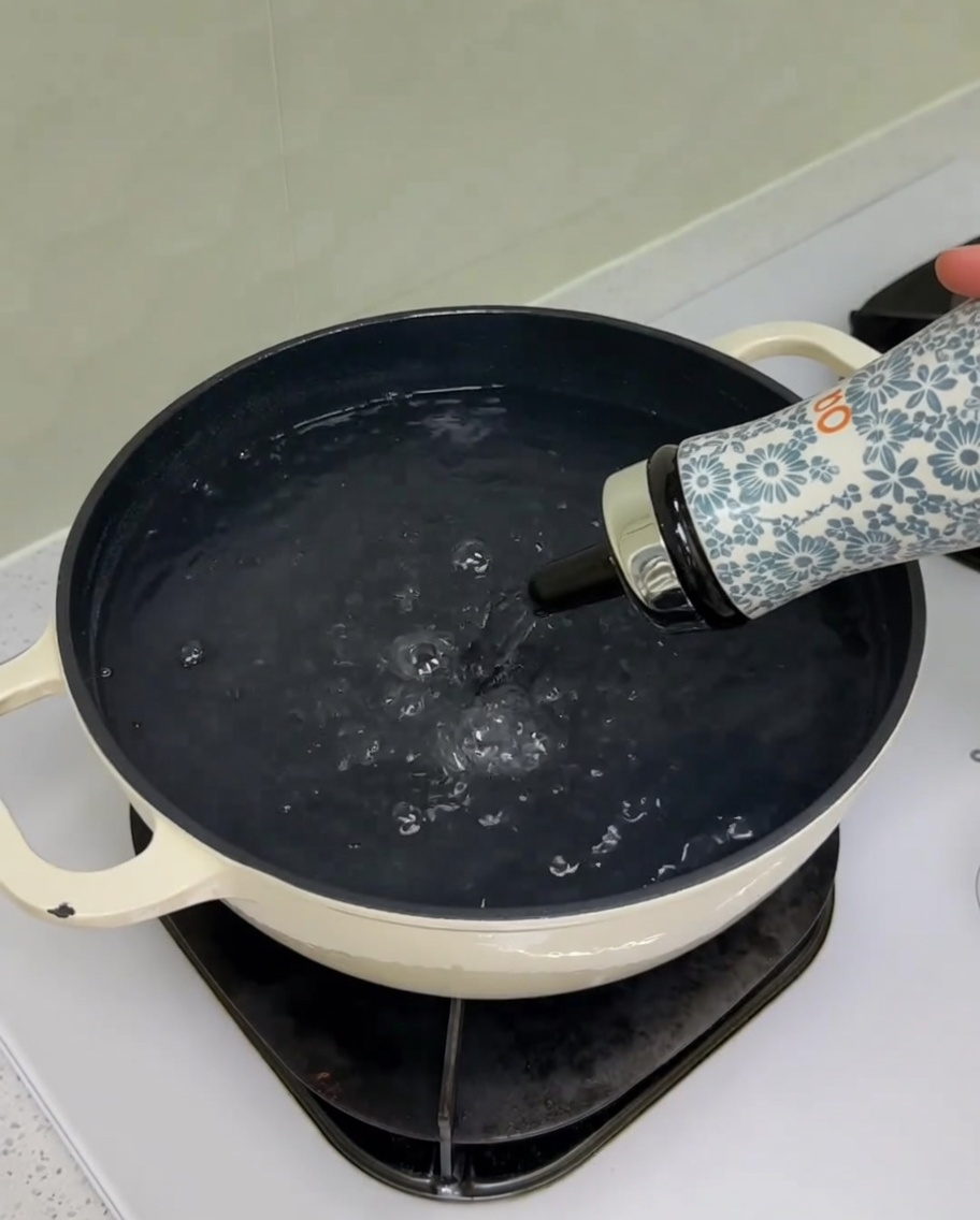 Salz und Öl werden in einen Topf mit Wasser auf dem Herd gegeben.