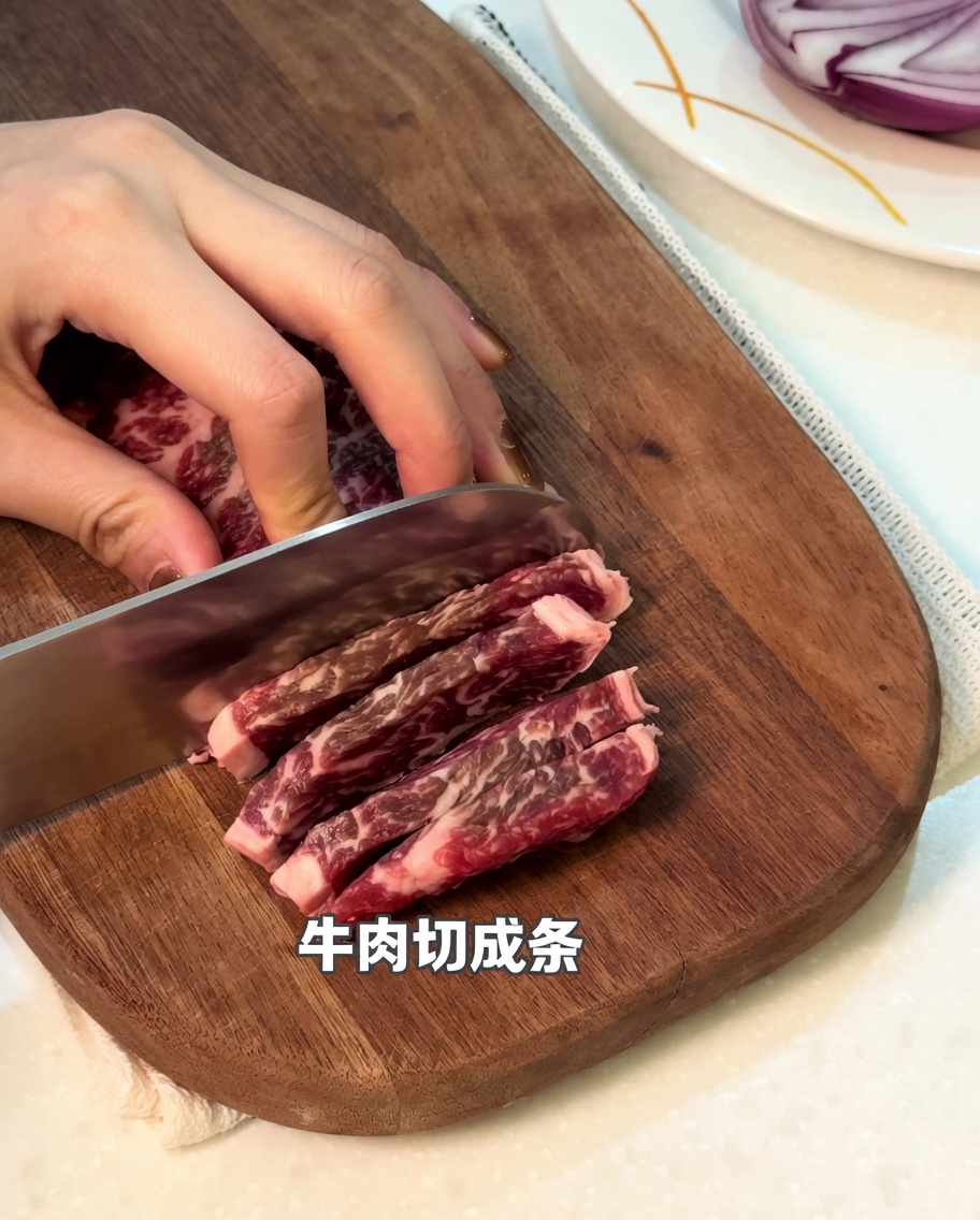 Nahaufnahme von rohem Rindfleisch, das auf einem Holzschneidebrett in Streifen geschnitten wird.