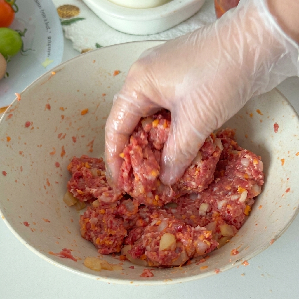 Nahaufnahme beim Schneiden von zartem Chashu-Fleisch auf einem Holzbrett.