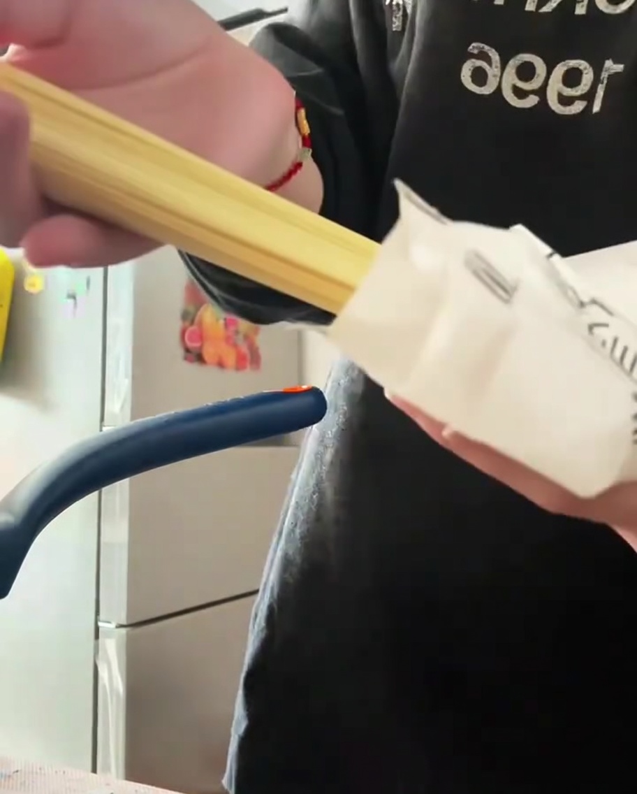 Trockene Ramen-Nudeln werden in den Topf mit köchelnder Tonkotsu-Brühe gegeben.