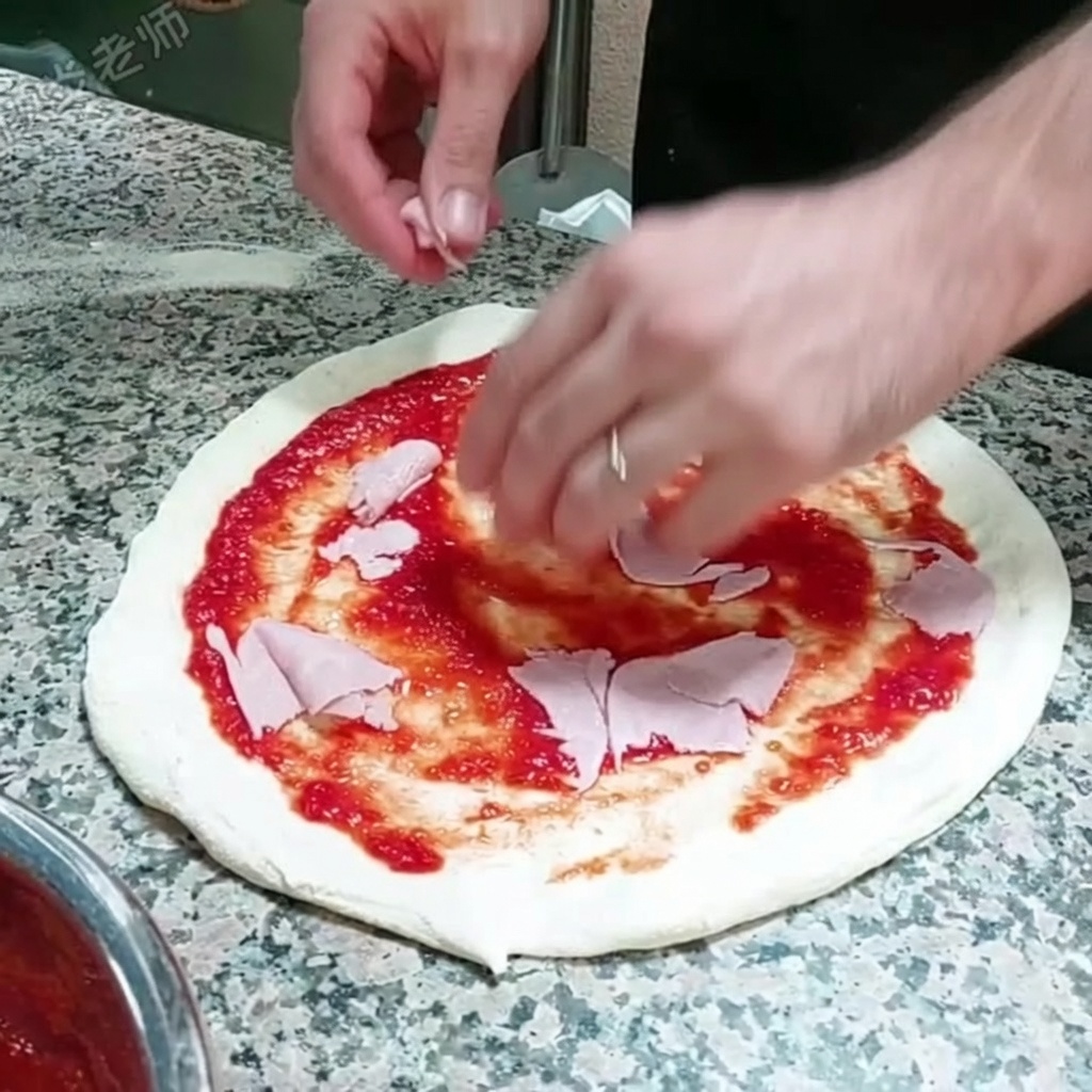 Dünne Scheiben Schinken werden auf dem mit Tomatensoße bedeckten Pizzaboden platziert.