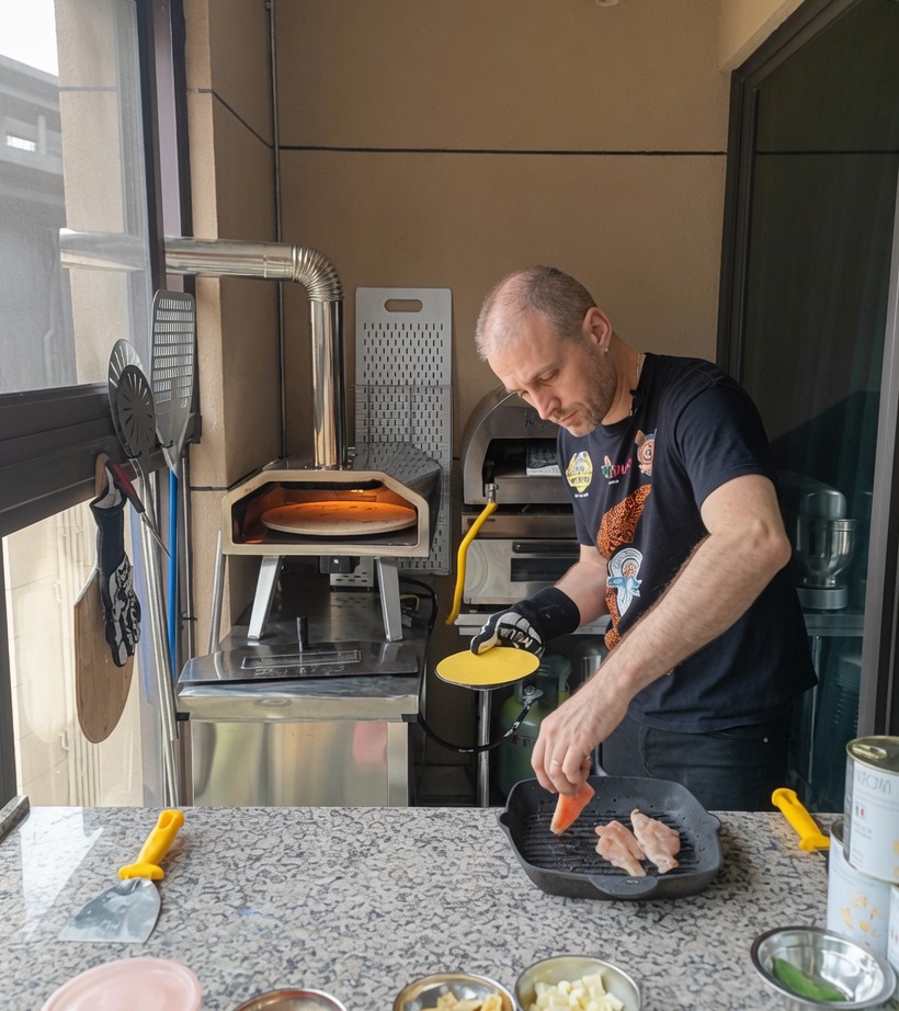 Nahaufnahme von Hähnchenstücken in einer heißen gusseisernen Grillpfanne.