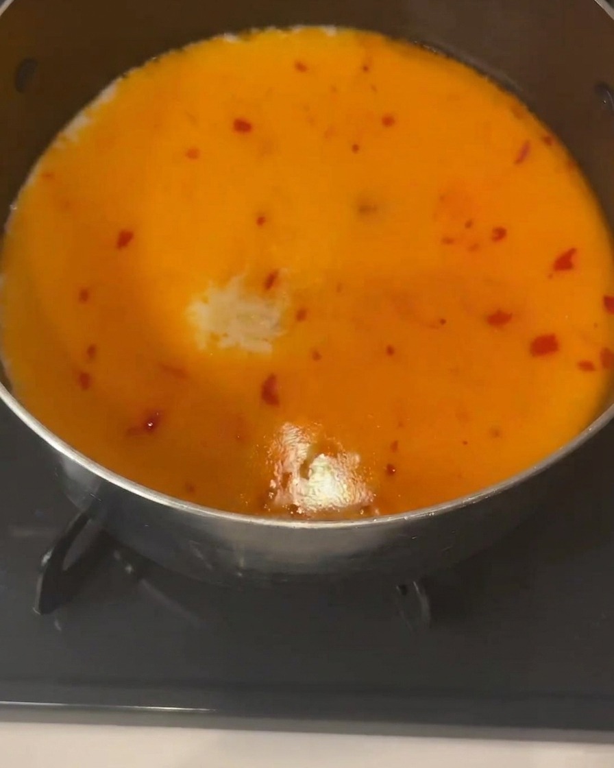 Suppenbasis im Topf nach der Zugabe von Hühnerbrühe und Miso-Paste.
