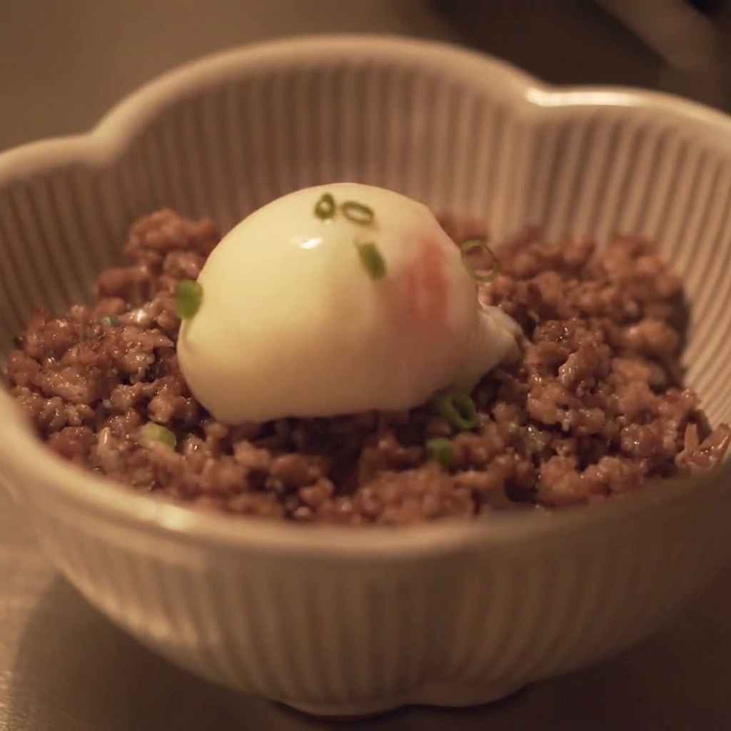 Frisch gehackte Frühlingszwiebeln werden über das Ei und das Fleisch gestreut.