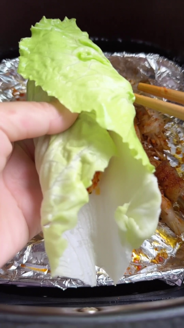 Knusprige Air-Fryer Schweinebauch-Enoki-Röllchen