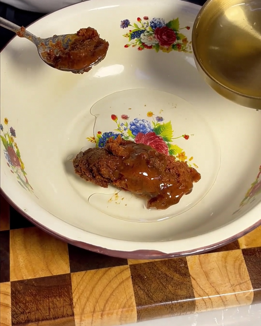 Kochwein wird mit einer goldenen Schöpfkelle in die Schüssel mit der Sojabohnenpaste gegossen.