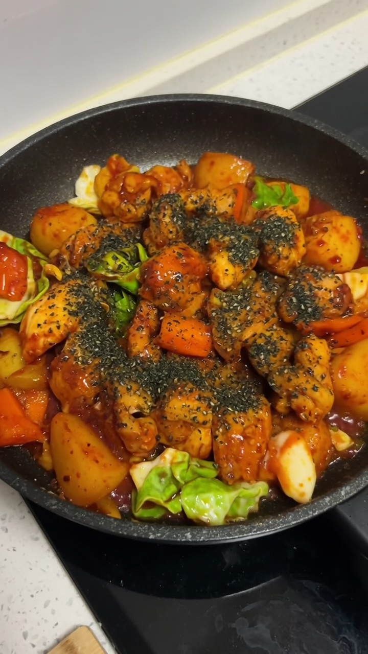 Koreanisch gewürztes Pfannenhähnchen (Dakgalbi)