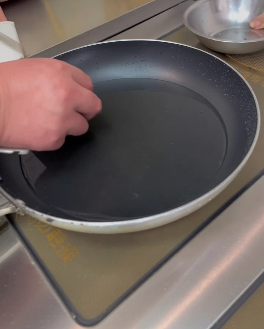 Reiskuchen kochen in einem Topf mit Wasser.