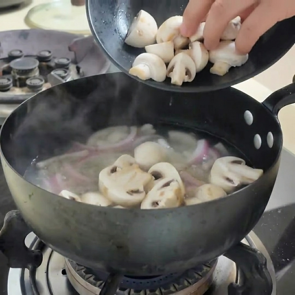 Champignons, Tofuwürfel und Chinakohl werden in das kochende Wasser gegeben.