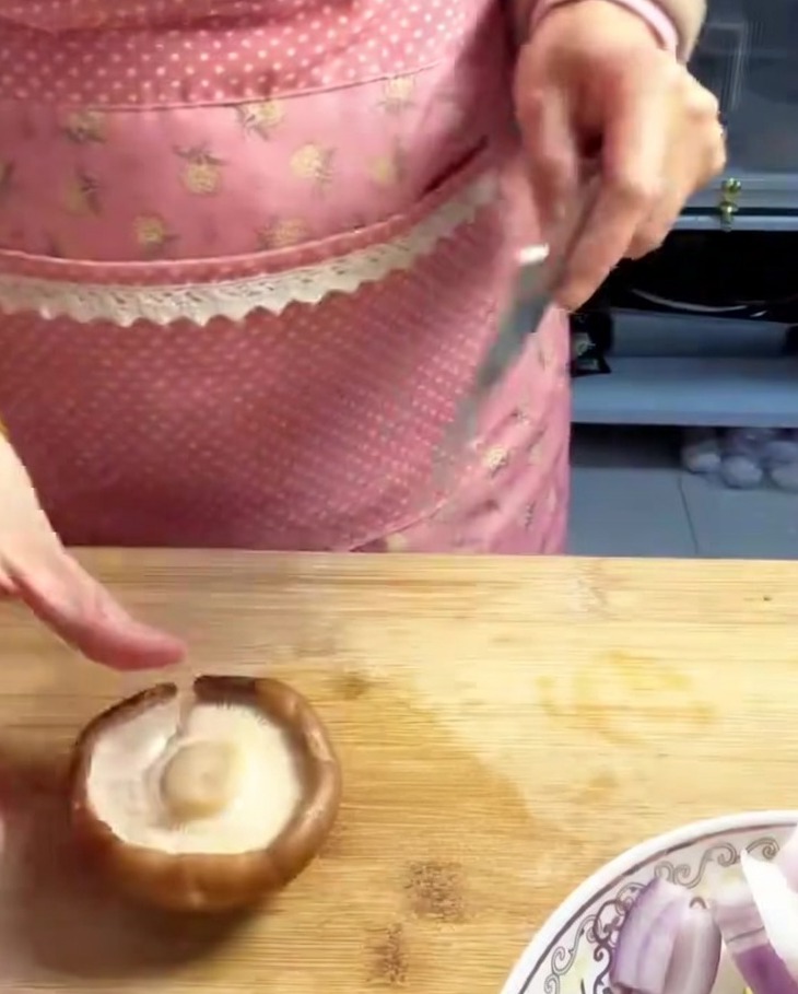 Frische Shiitake-Pilze in gleichmäßig dünne Streifen geschnitten.