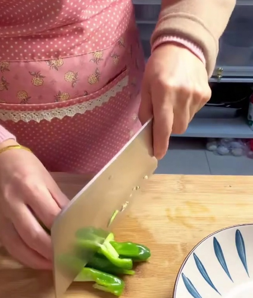 Stücke einer grünen Paprika, bereit zur Zugabe in den Topf.