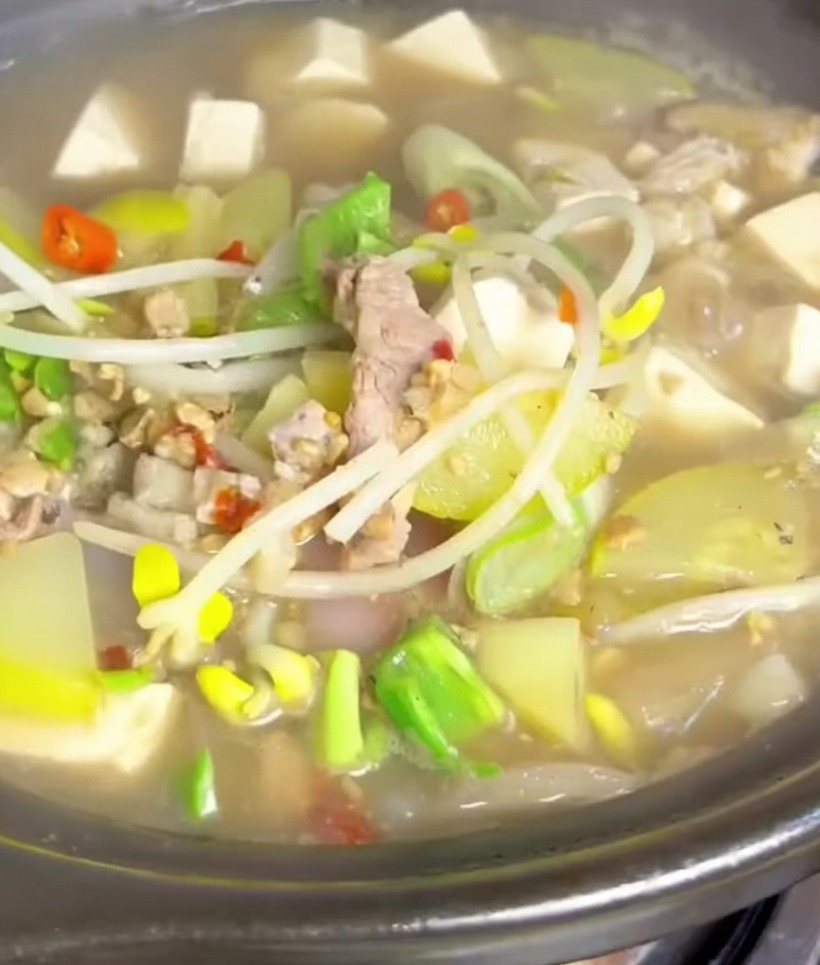 Fester Tofu in gleichmäßige kleine Würfel geschnitten.