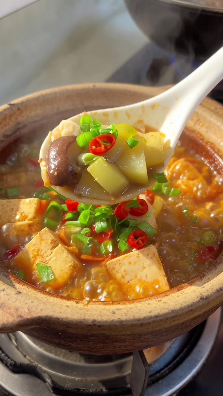 Authentischer koreanischer Sojabohnenpasteneintopf (Doenjang-jjigae)