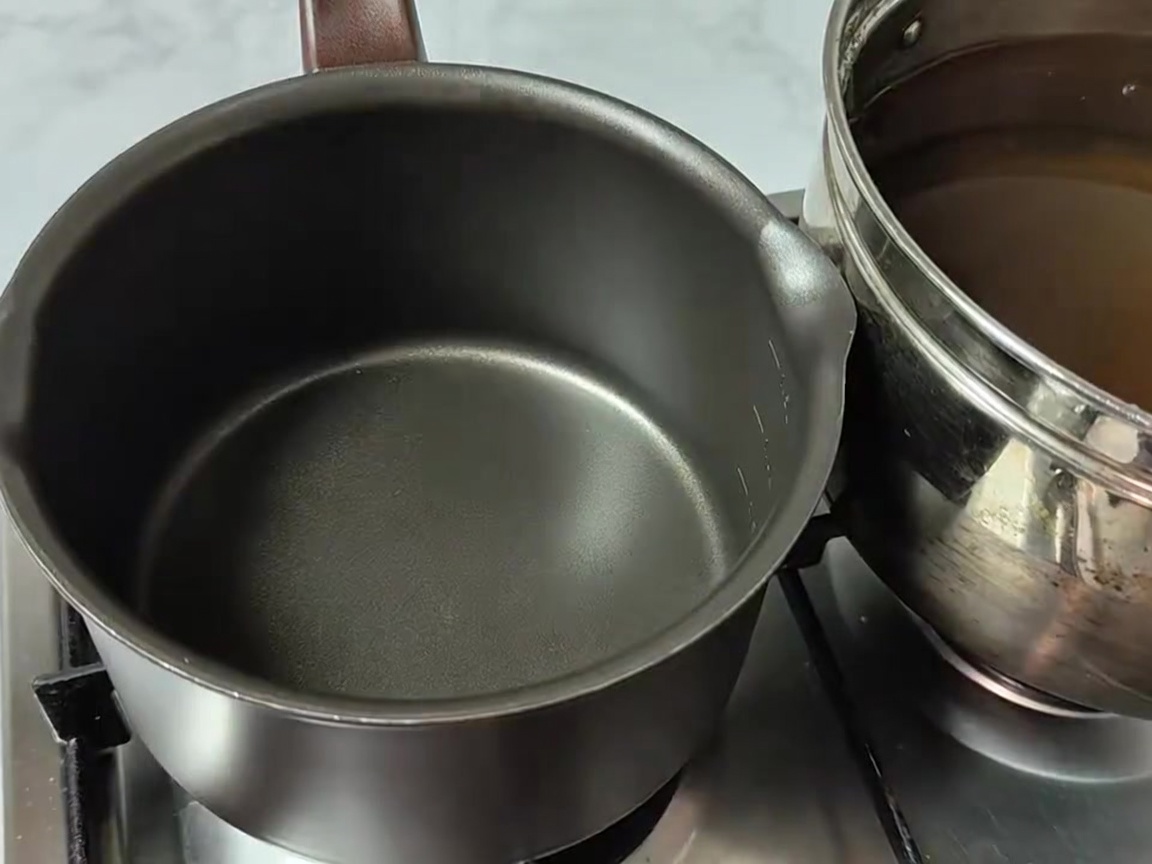 Zutaten wie Rettichgrün, Tofu, Kartoffeln, Zwiebeln und Enoki-Pilze sind in einem Kochtopf angeordnet.
