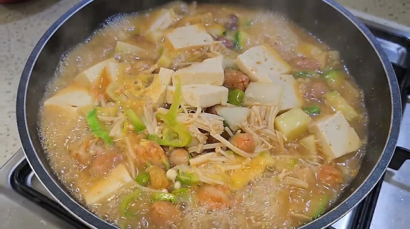 Authentisches koreanisches Doenjang Jjigae (Sojabohnenpasten-Eintopf)
