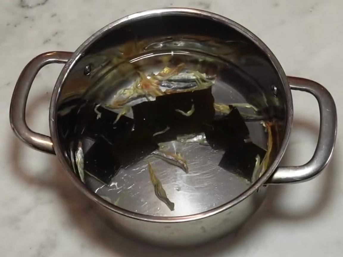 Der Edelstahltopf mit Deckel, bereit für den Kühlschrank.