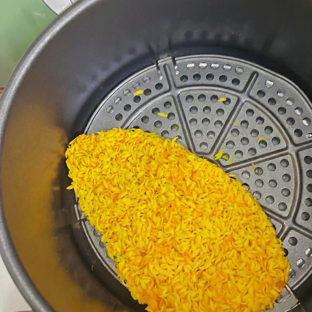 Nahaufnahme des grünen Timers der Heißluftfritteuse, der auf 10 Minuten eingestellt wird.
