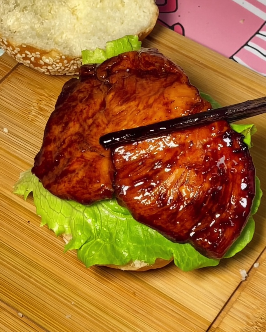 Teriyaki-Hähnchen, Tomate und Käse werden auf dem Burgerbrötchen geschichtet.