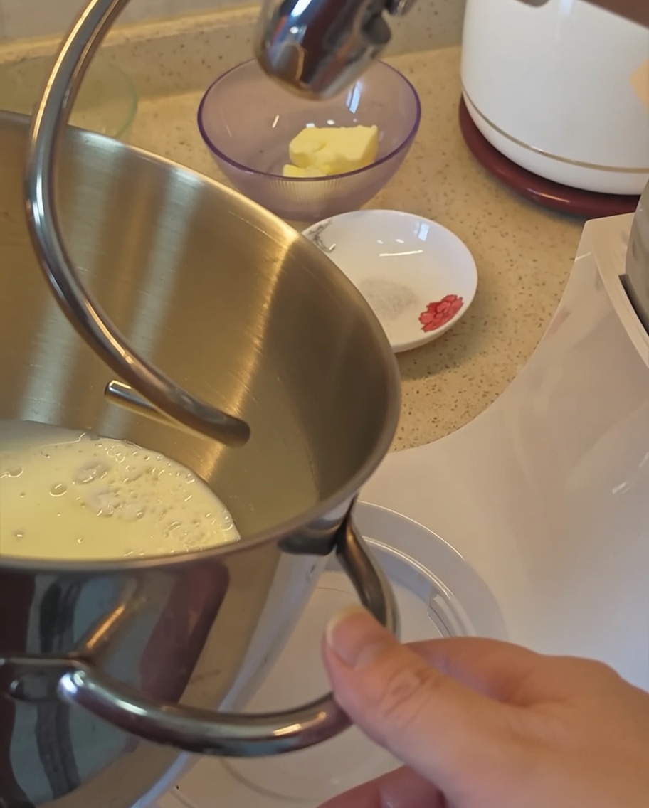 Eine Nahaufnahme der Rührschüssel mit den trockenen Zutaten und der Milch für den Teig.