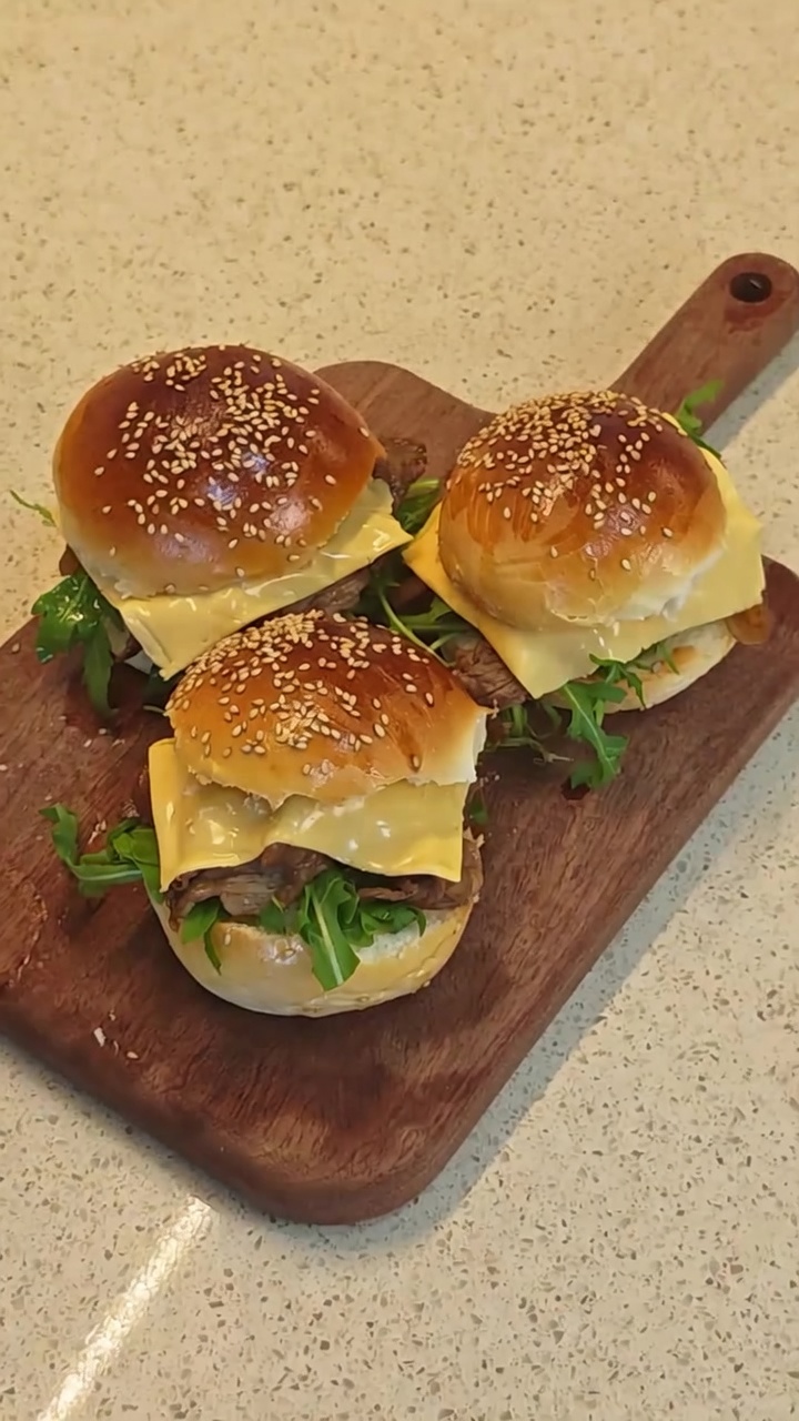 Hausgemachte Teriyaki-Rindfleisch-Burger mit Rucola