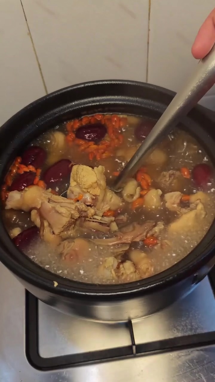Nährende chinesische Kräuter-Hühnersuppe