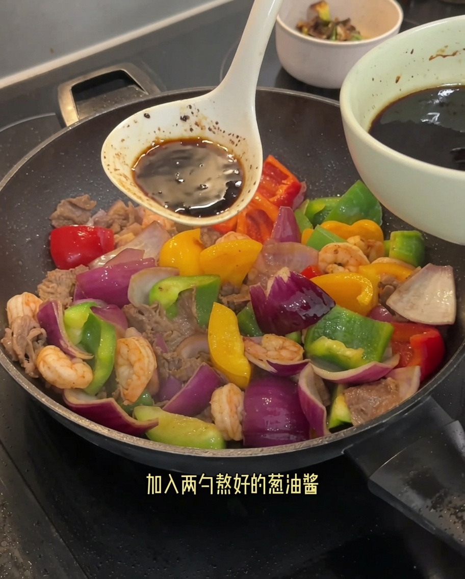 Eine dunkle, herzhafte Sojasauce mit Frühlingszwiebeln wird in den Wok gegossen.