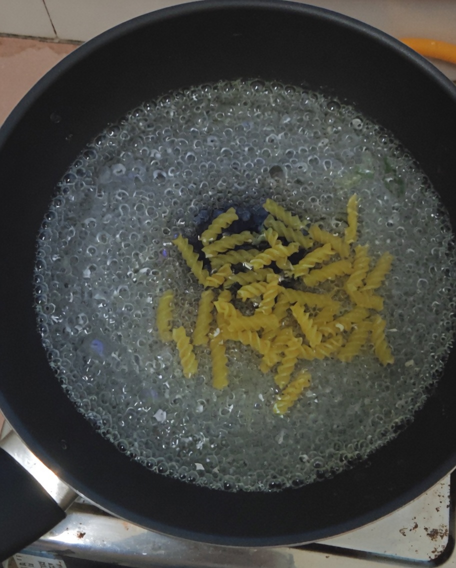 Fusilli-Nudeln in einem Topf mit kochendem Wasser.