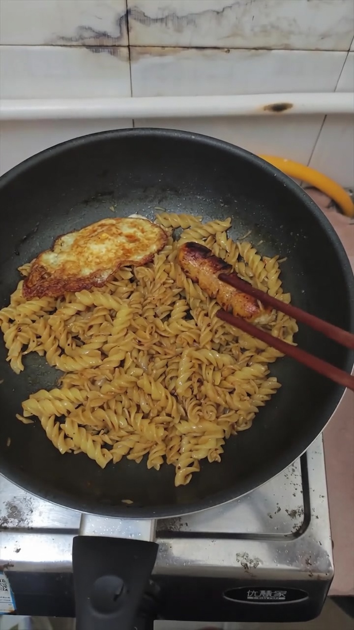 Schwarze Pfeffer-Fusilli mit Wurst und Spiegelei