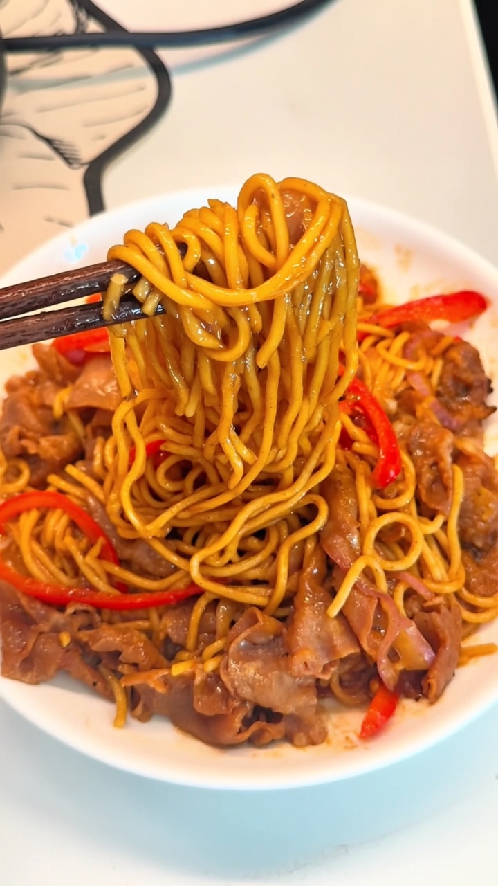 Spaghetti mit Rindfleisch in pikanter schwarzer Pfeffersauce