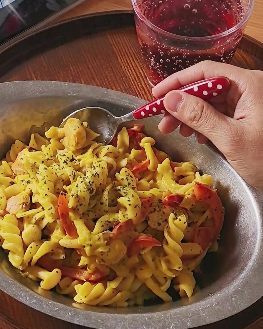 Fusilli Pasta kocht in einem Topf mit kochendem Wasser.