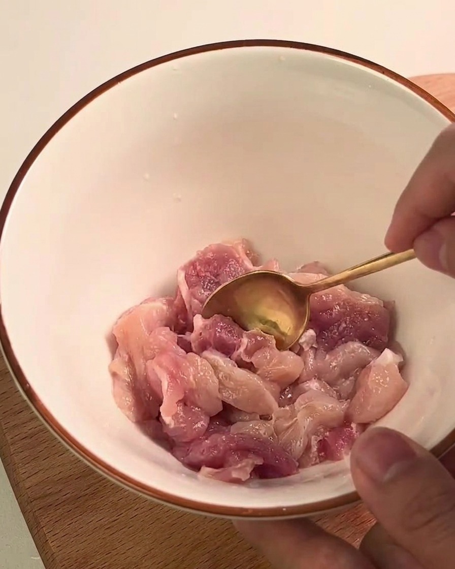 Gekochter Kabocha-Kürbis wird mit einer Gabel im Glasmessbecher zerdrückt.