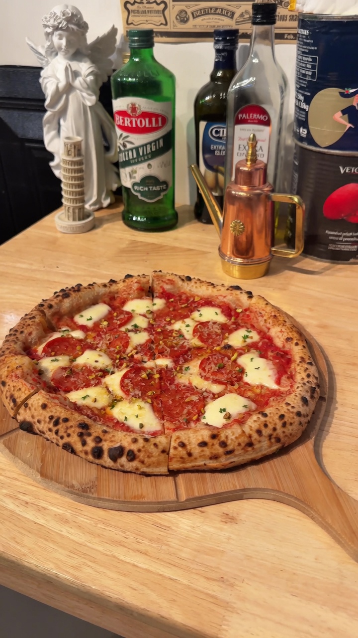 Handgemachte Pizza mit würziger Salami
