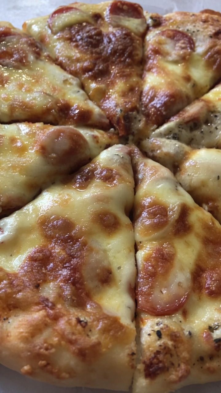 Pizza mit schwarzem Trüffel und weißer Sauce