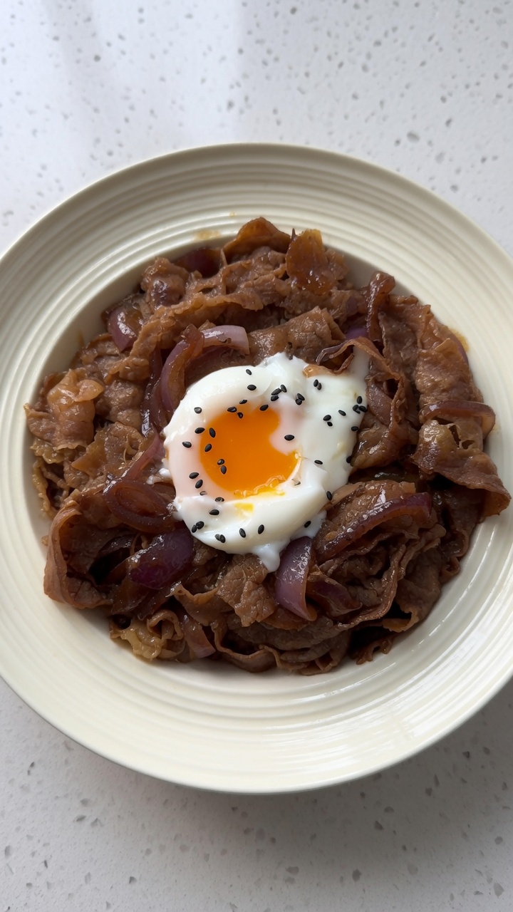 Klassisches Gyudon (Japanische Rindfleisch-Reisschüssel)