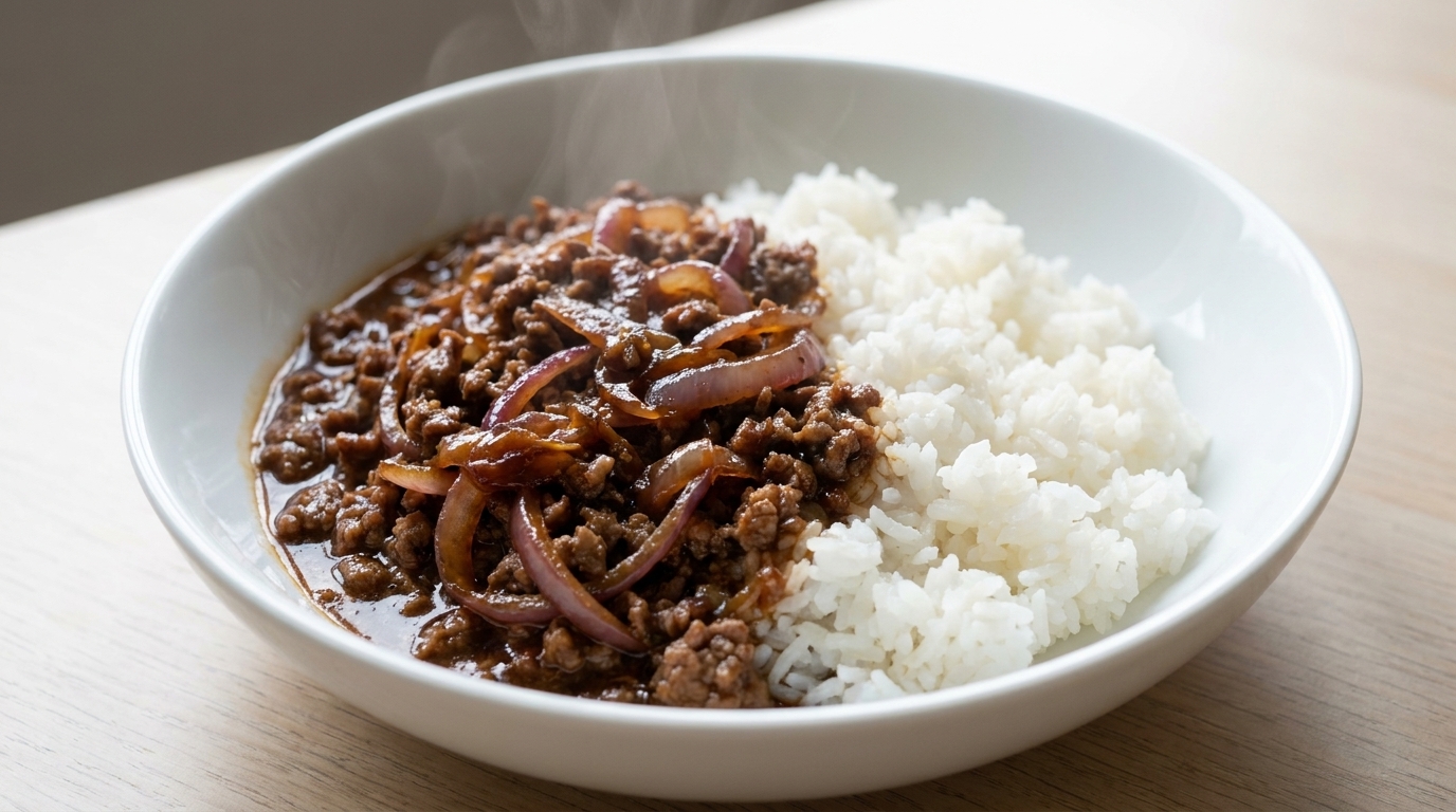 Herzhafte Rindfleisch-Zwiebel-Reis-Bowl