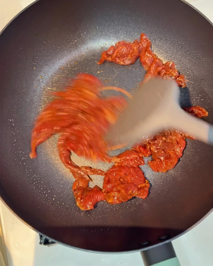 Rindfleisch in der Pfanne wird gleichmäßig gebräunt.